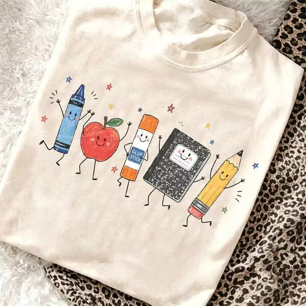 Cute Cartoon School Supplies Graphic Tee Preppy Teacher Student T-Shirt Kindergarten Back To School Top Smiling Apple Crayon Pencil Graphic Clothes